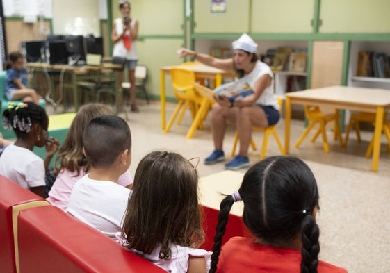 Alumnos durante el primer día de clase.