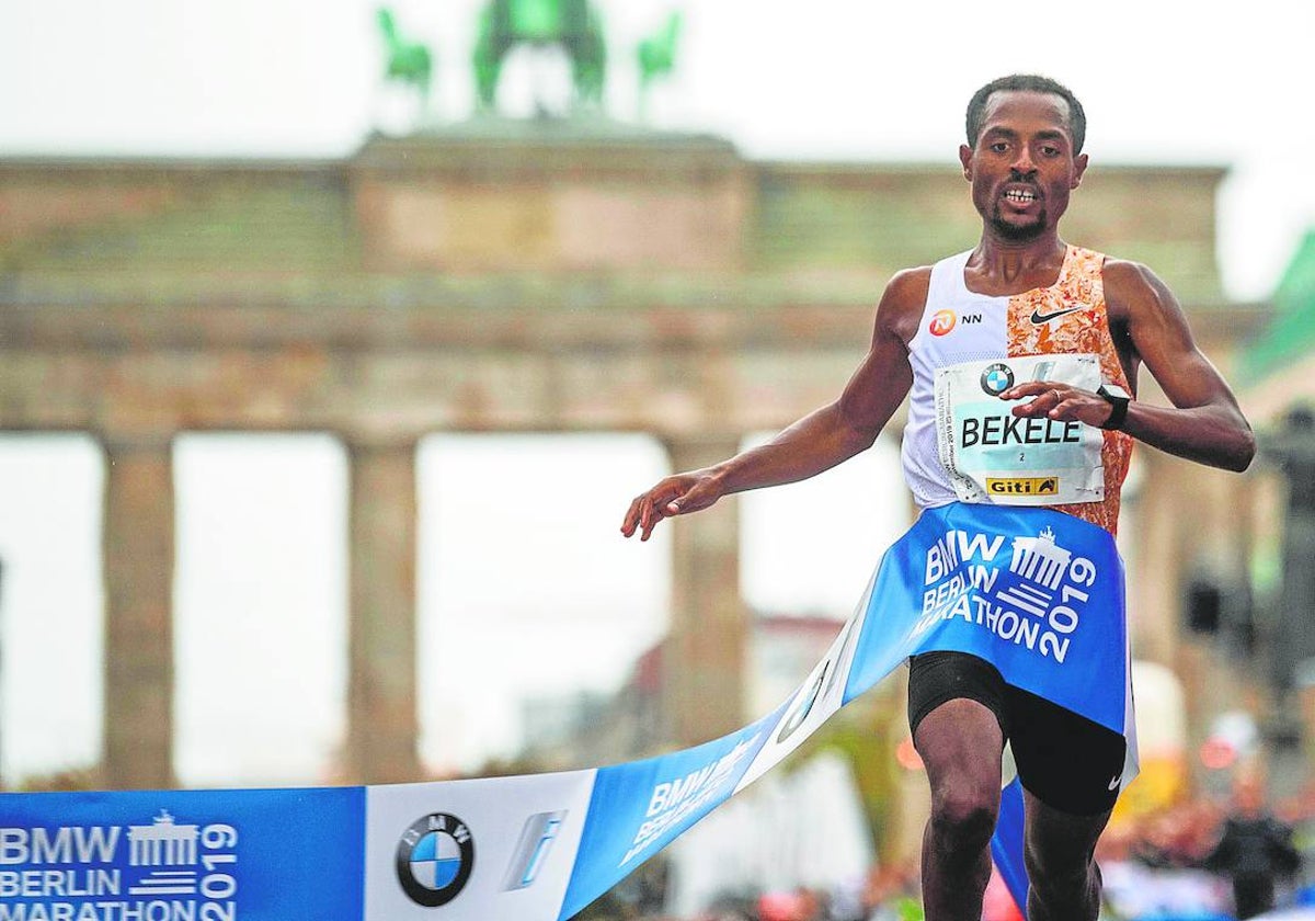 Kenenisa Bekele entra victorioso en el Maratón de Berlín de 2019.