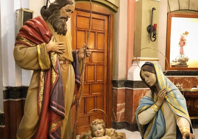 Figuras de San José, la Virgen y el Niño que creó Pepe Puche, en la exposición que hizo la Junta de Fiestas de San Isidro, en la parroquia en 2019.