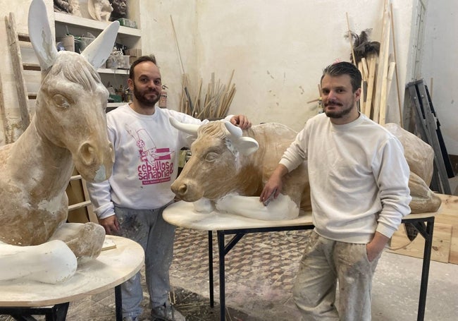 Ceballos y Sanabria, preparando las figuras del buey y la mula en su taller.