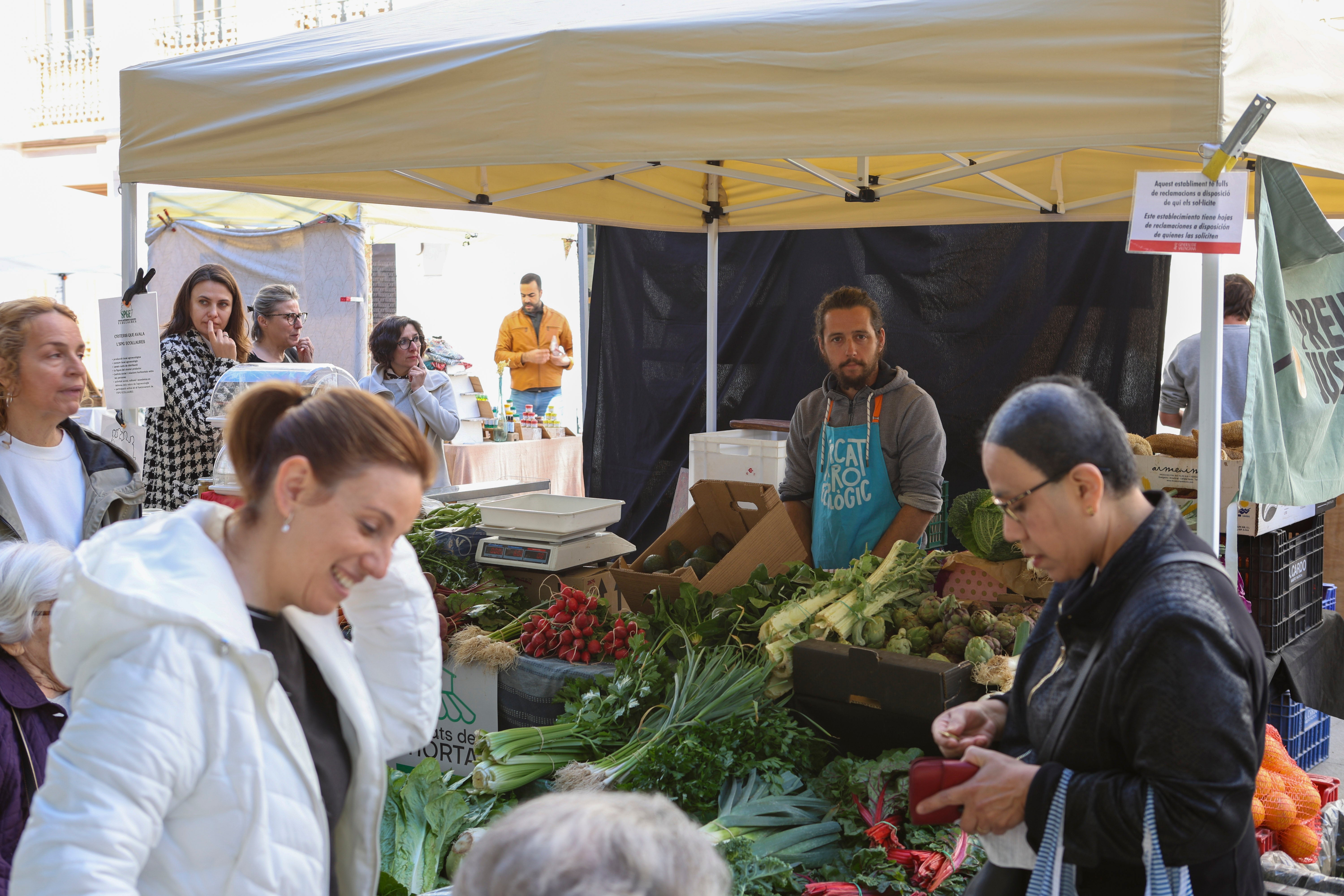 Uno de los puestos del mercadillo agrícola que estuvo instalado junto al Mercado de Colón.