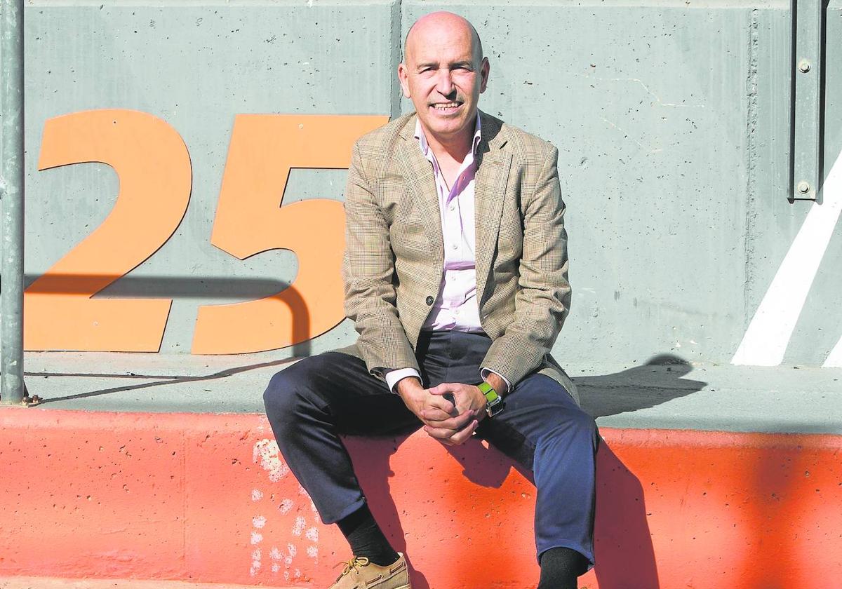 Gonzalo Gobert posa junto a la puerta del box 25, número de ediciones que se habrán celebrado tras el GP de la Comunitat de este año.