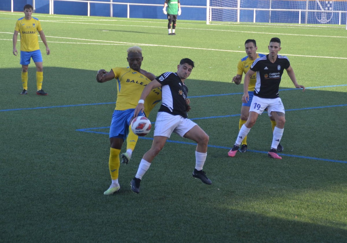 El jugador dianense Baba luchando por el balón.