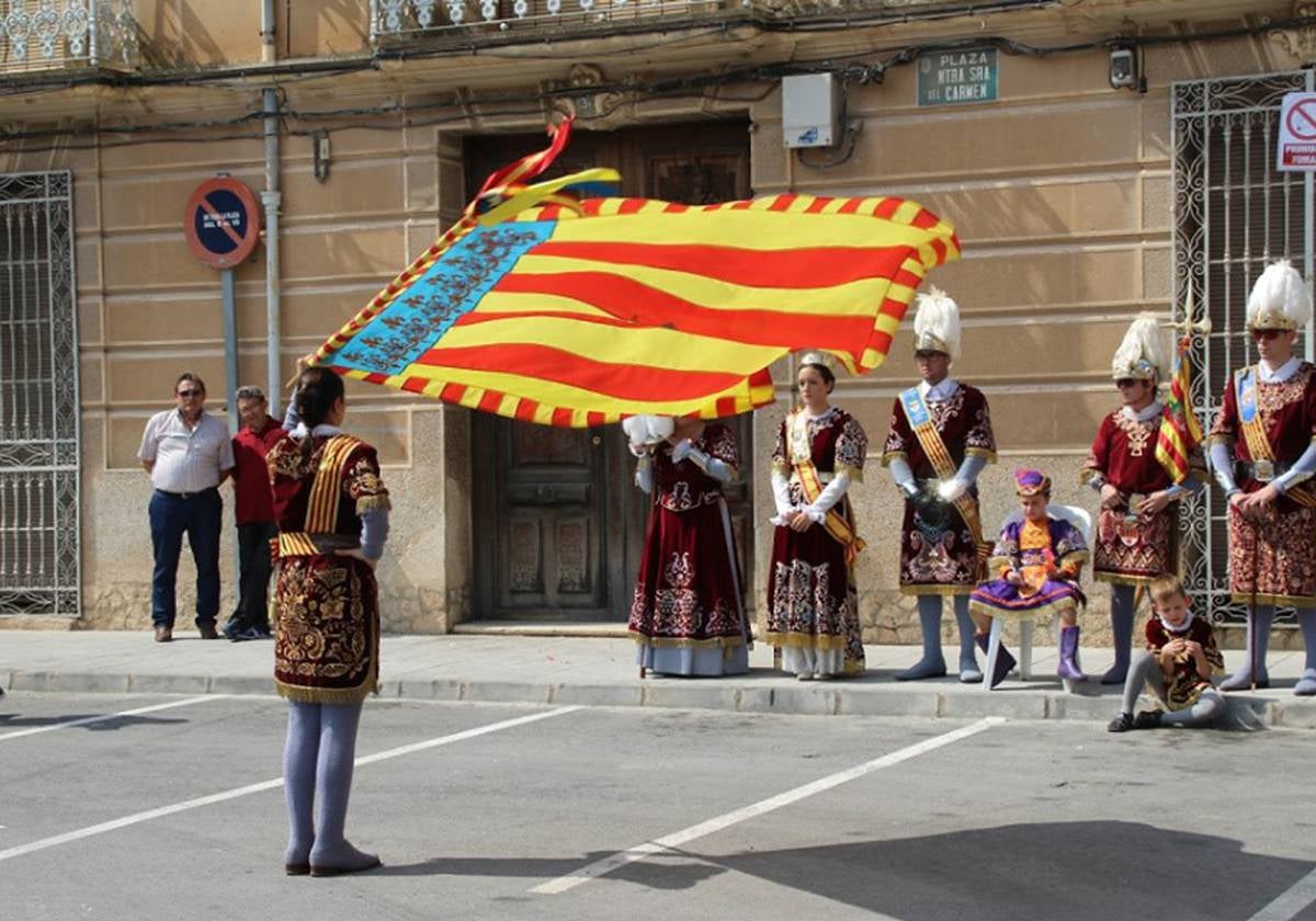 La Real Senyera, emblema de la comparsa Guerreros, durante un acto de las fiestas.