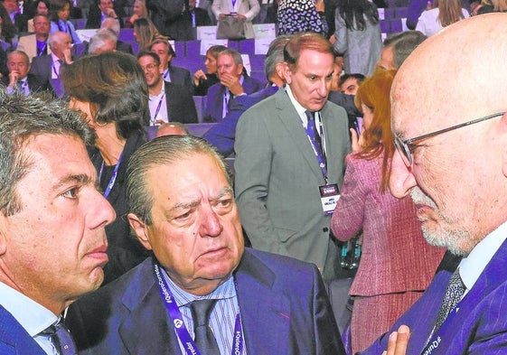 El presidente Mazón, junto al dueño de Mercadona, Juan Roig, y el presidente de la AVE, Vicente Boluda.