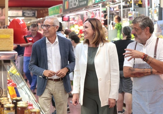 Visita de la alcaldesa de Valencia, María José Catalá, y el concejal de Mercados, Santiago Ballester, al mercado del Cabanyal, junto al presidente, Miguel Ortega.