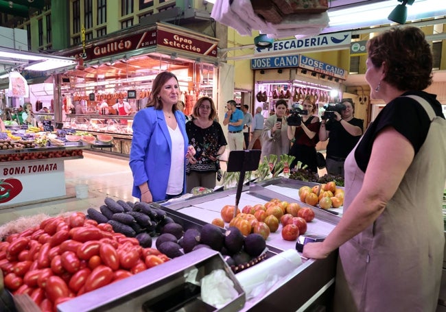 Visita de Catalá al mercado de Ruzafa, junto a la presidenta Alicia García Trenzano.