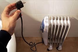 Un consumidor enchufa un radiador.