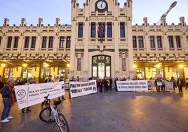 Manifestación delante de la Estación del Norte.