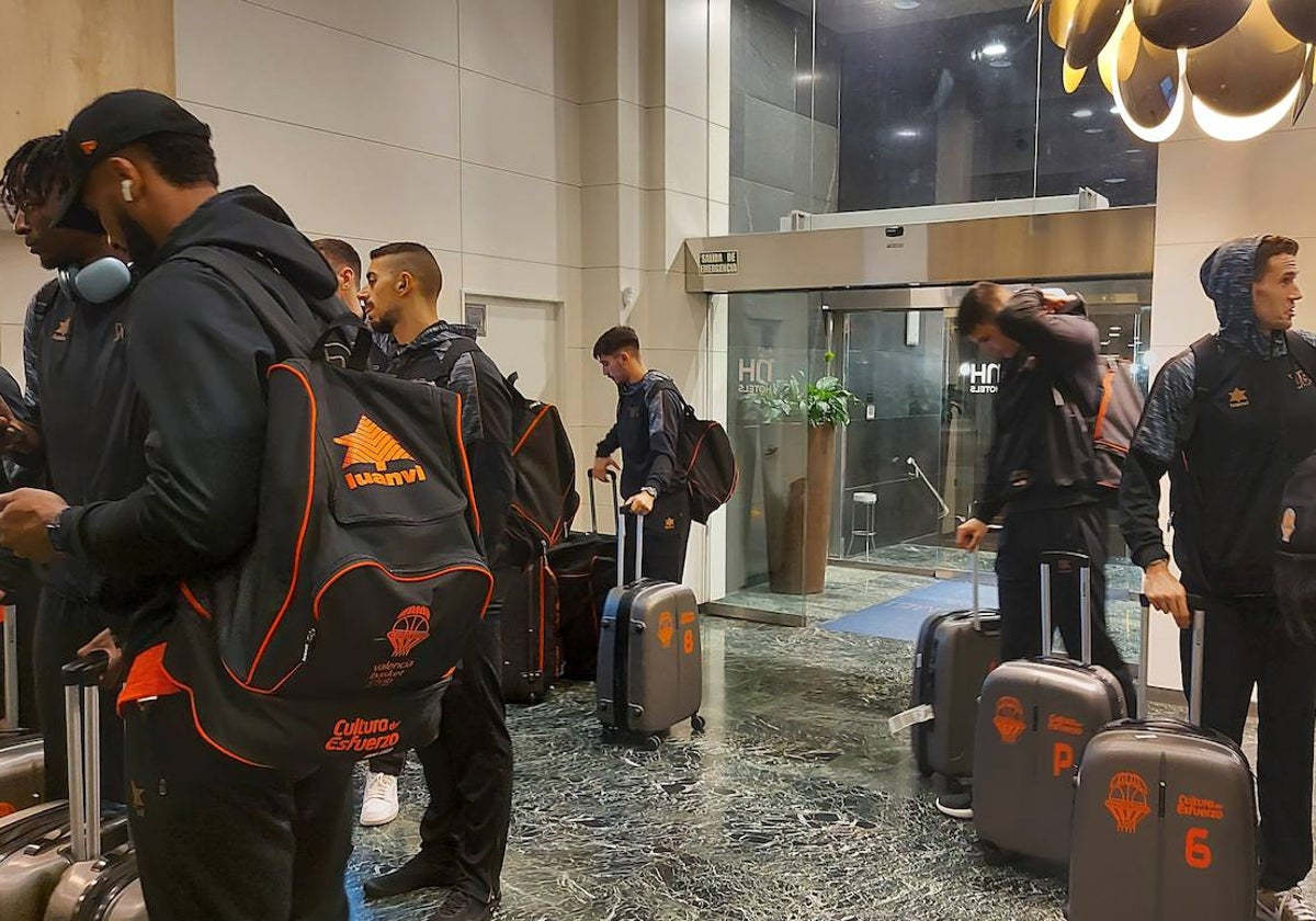 La expedición del Valencia Basket, a su llegada al hotel tras ser cancelado el vuelo.