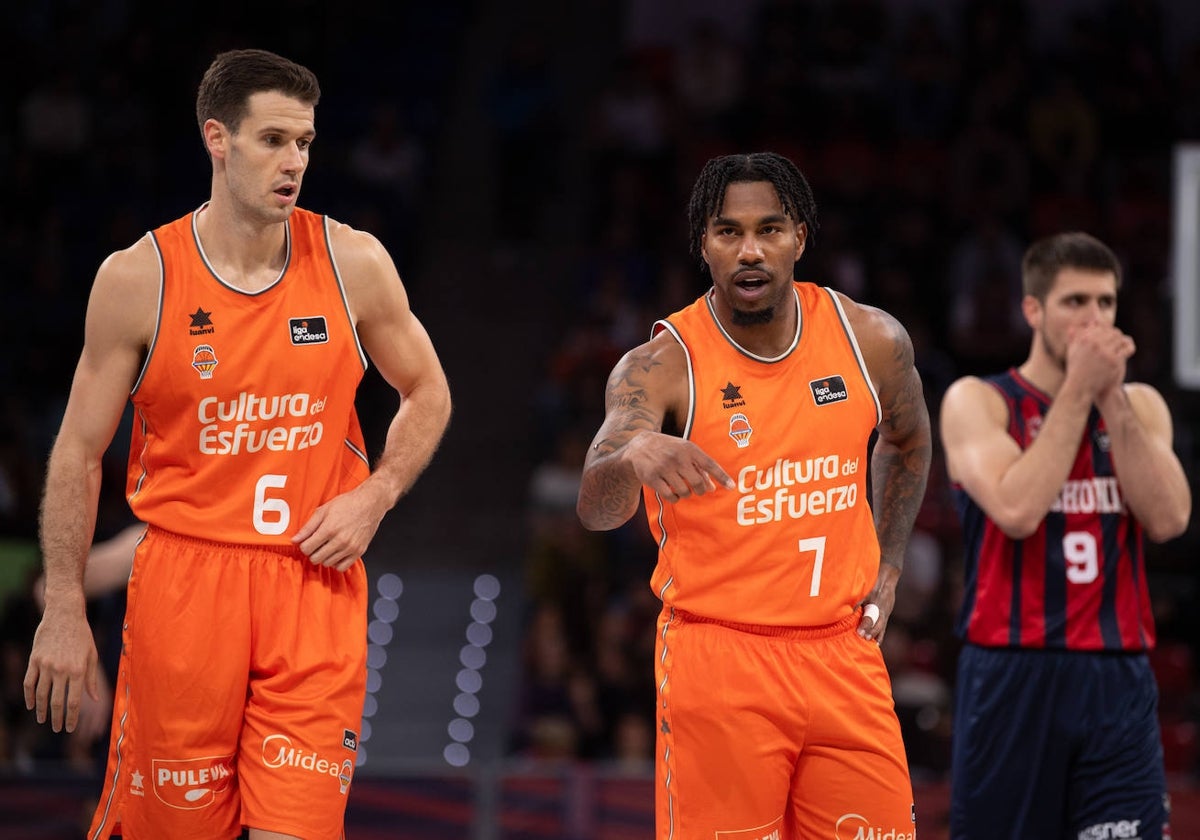 López-Arostegui y Jones charlan durante el partido.