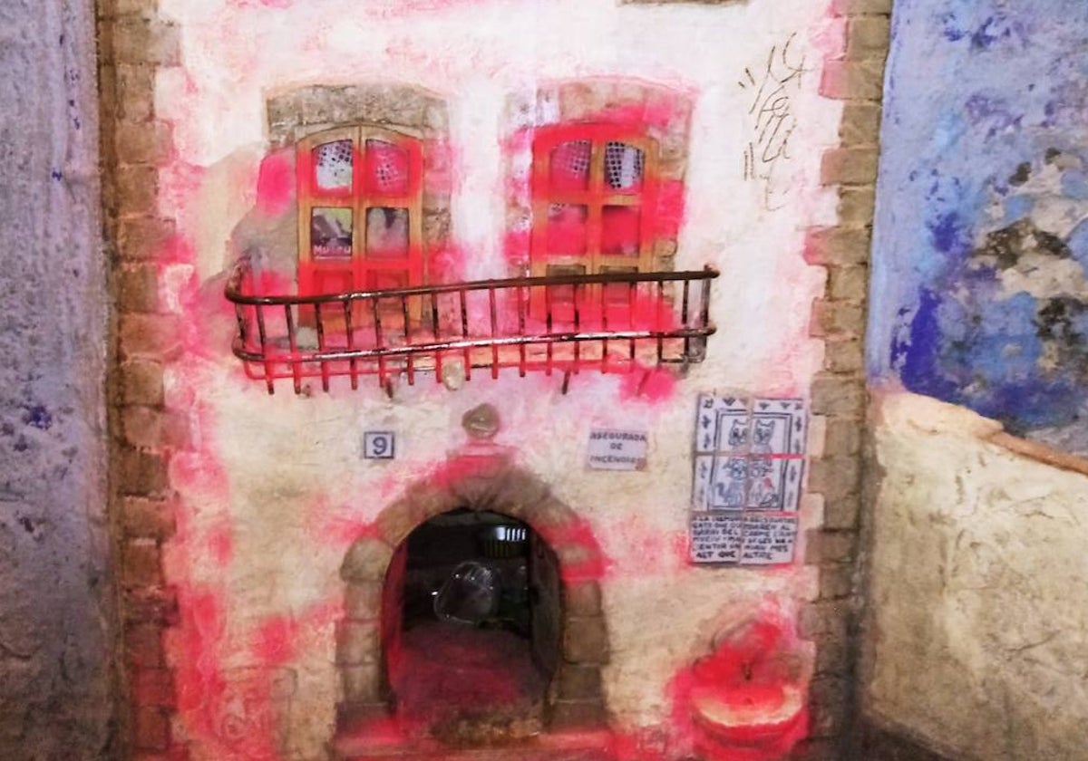 Casa de los Gatos, en la calle Museo, llena de pintadas.