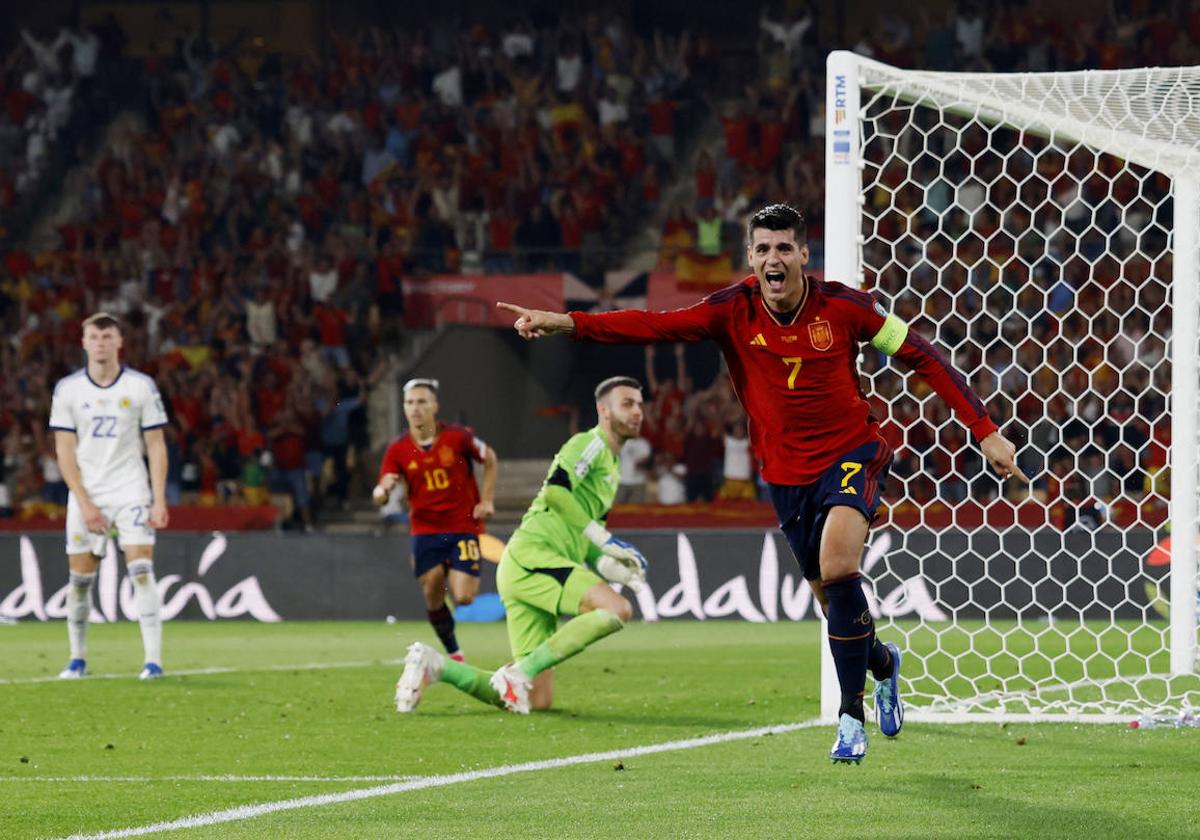 Morata celebra un gol con la selección española.