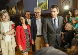 Los socialistas Salvador, Torró y España, con los populares Mazón y Pérez Llorca (detrás), en los contactos previos al inicio de la legislatura.