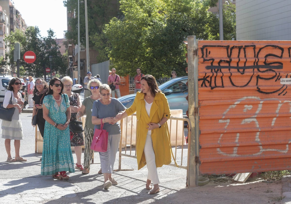 Visita de la alcaldesa de Valencia, María José Catalá, al polideportivo de Nou Moles, el pasado mes de septiembre.