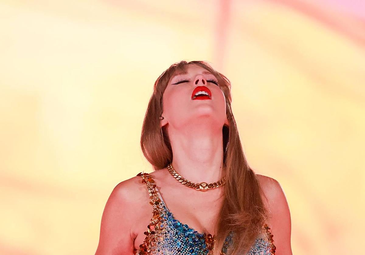 La cantante Taylor Swift durante una actuación de su gira Eras Tour.