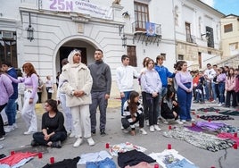 Performance del alumnado de Ontinyent con motivo del 25N, el años pasado.