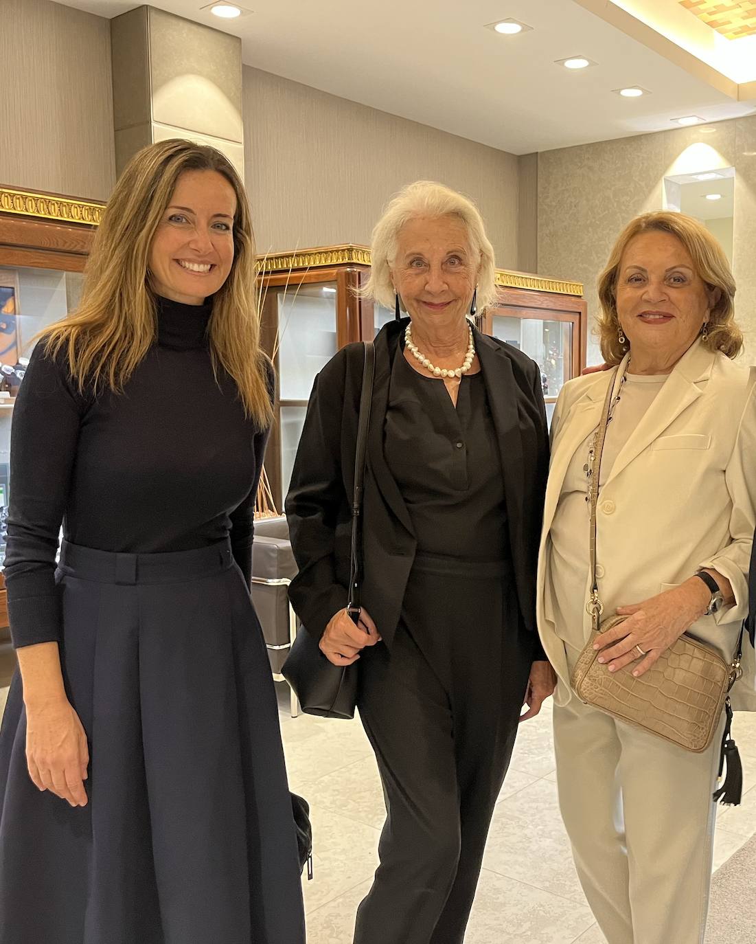 Elena Ravello, Mayte Alfaro y Pura Barber en la joyería Torres.