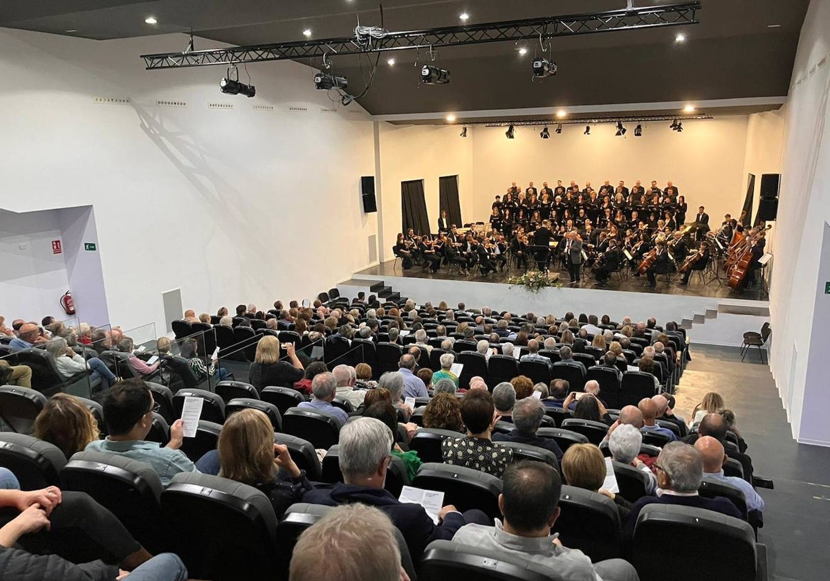 El público disfrutando con el concierto de la OMA en Beniarbeig.