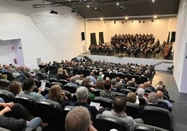 El público disfrutando con el concierto de la OMA en Beniarbeig.