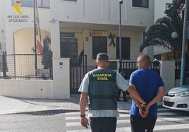 Un agente de la Benemérita con el detenido.