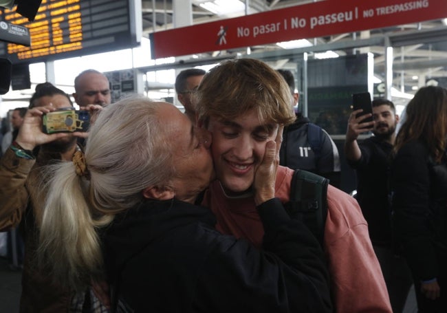 Jaume Masià, abrazado por Mercedes, su madre, a su llegada a Valencia.