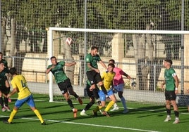 El jugador calpino Paolo despejando un balón de cabeza.