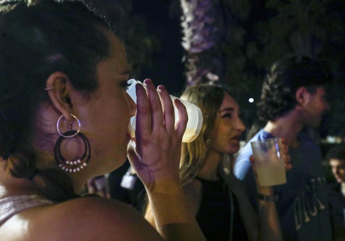 Un grupo de jóvenes hacen botellón en Valencia.