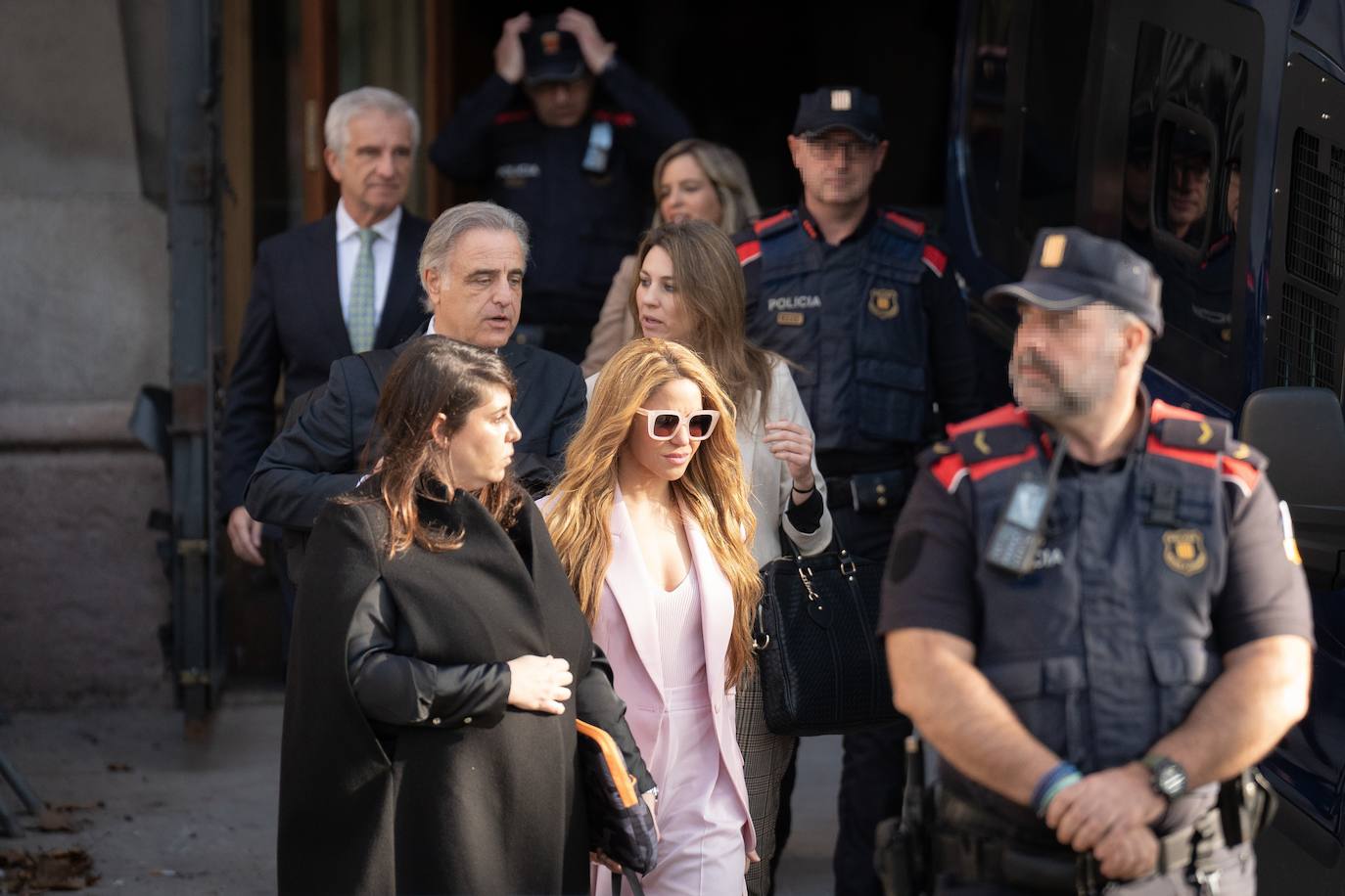 El mensaje oculto en el traje de chaqueta rosa de Shakira