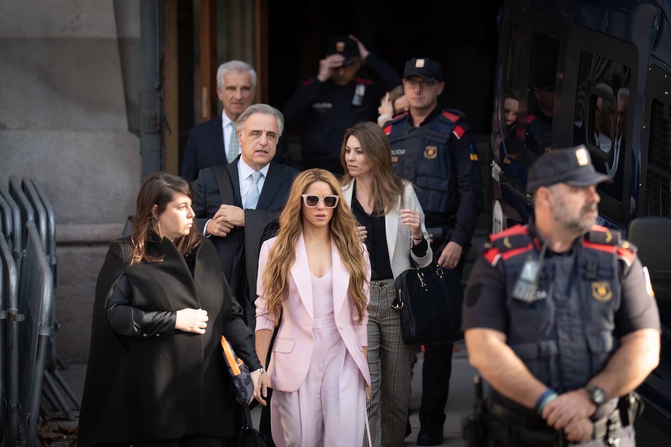 El mensaje oculto en el traje de chaqueta rosa de Shakira