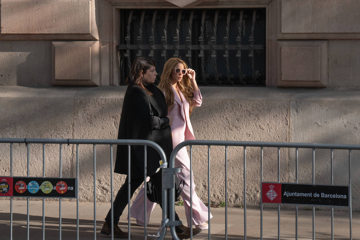 El mensaje oculto en el traje de chaqueta rosa de Shakira