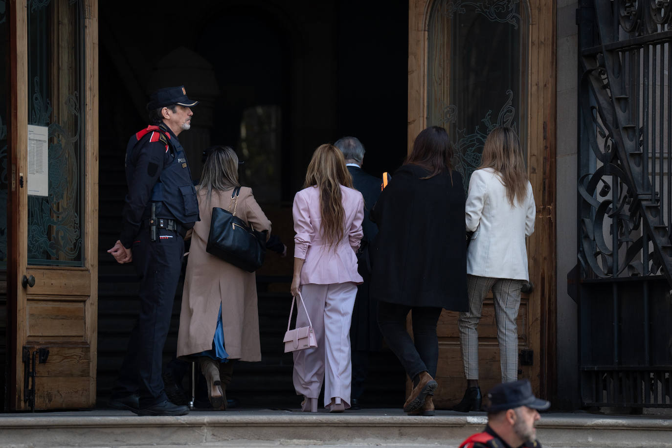 El mensaje oculto en el traje de chaqueta rosa de Shakira