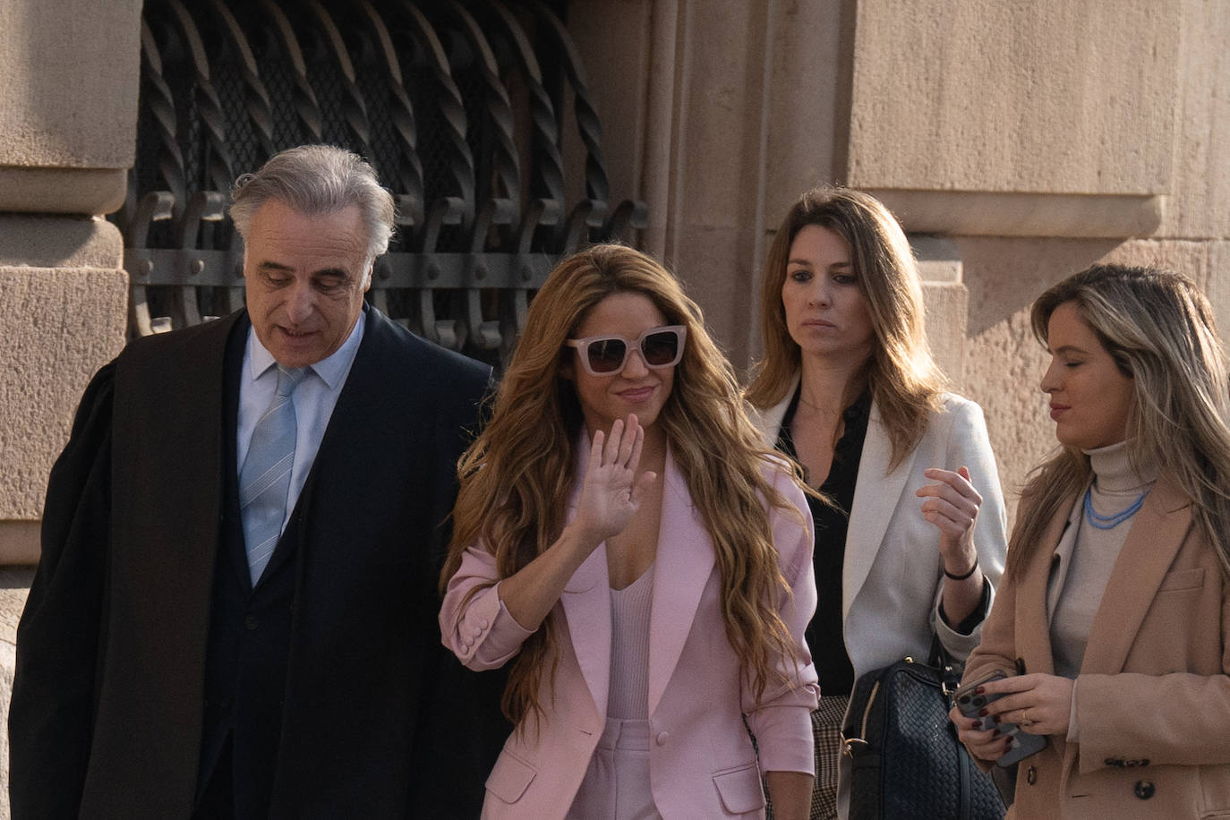 El mensaje oculto en el traje de chaqueta rosa de Shakira