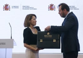 El nuevo ministro de Transportes, Óscar Puente, recibe la cartera ministerial de manos de la ministra saliente, Raquel Sánchez.