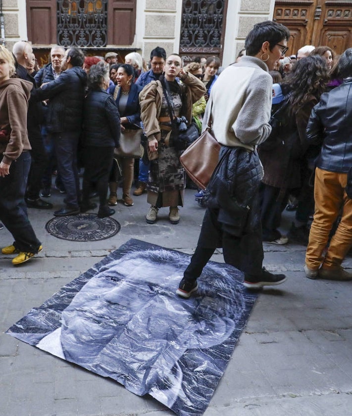 Imagen secundaria 2 - Imágenes de la protesta frente al Centro del Carmen, donde se ha pisado y puesto boca abajo una fotografía del vicepresidente del Consell y conseller de Cultura, Vicente Barrera. 