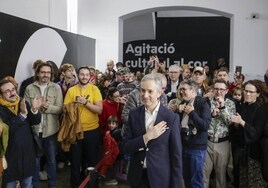 El ya exdirector del Consorcio de Museos, José Luis Pérez Pont, aplaudido por los asistentes a la protesta contra su cese como responsable de la entidad.