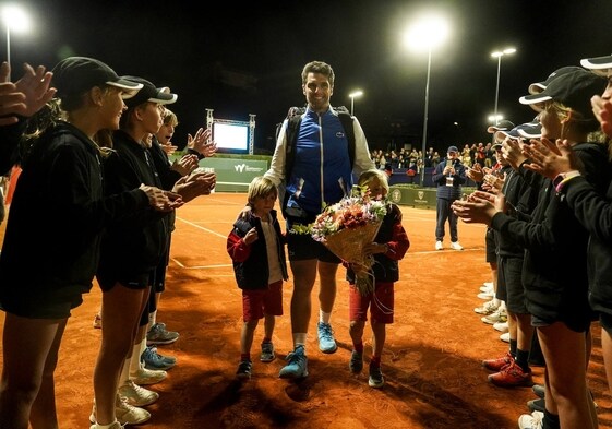 Pablo Andújar, sonriente, durante el homenaje que recibió en la pista central.