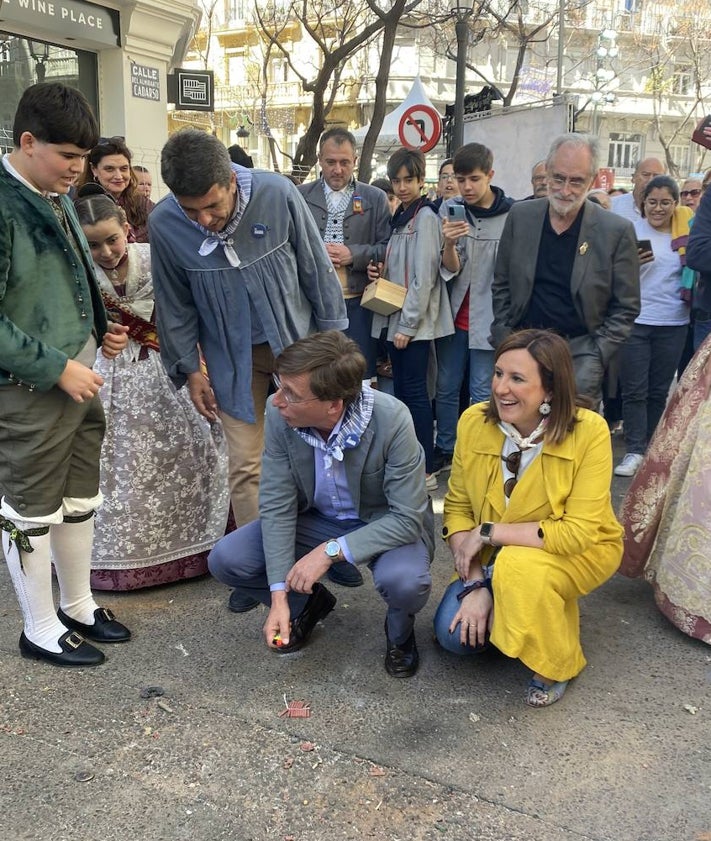 Imagen secundaria 2 - Reunión del concejal de Fallas, Santiago Ballester, en Madrid, junto a responsables de Bomberos, Policía y Protección Civil y día fallero con Martínez-Almeida encendiendo un petardo, unto a Catalá, en la falla Almirante Cadarso.