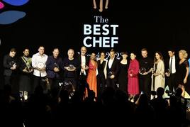 Los chefs galardonados posan durante la gala The Best Chef Awards 2023, en la ciudad de Mérida (México).