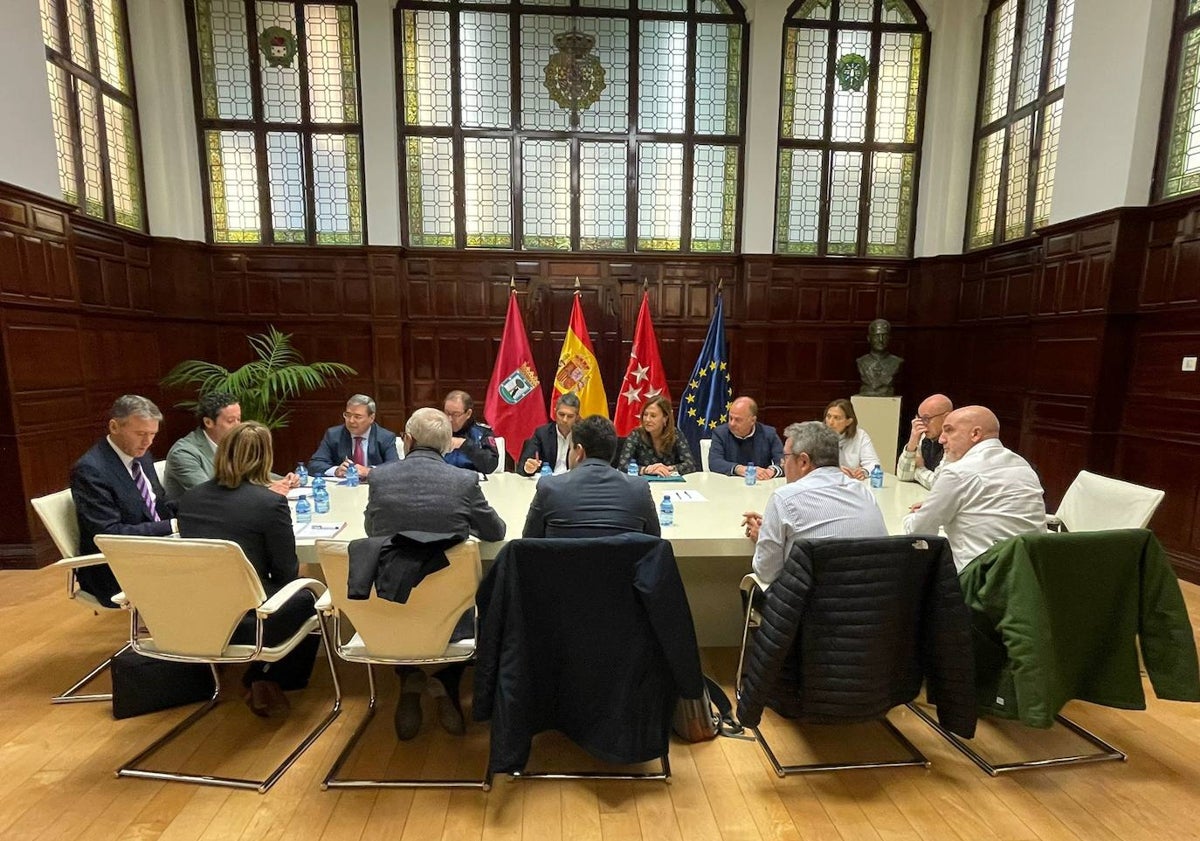 Imagen principal - Reunión del concejal de Fallas, Santiago Ballester, en Madrid, junto a responsables de Bomberos, Policía y Protección Civil y día fallero con Martínez-Almeida encendiendo un petardo, unto a Catalá, en la falla Almirante Cadarso.