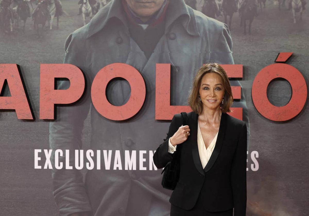 La socialité hispanofilipina Isabel Preysler a su llegada a la presentación de la película 'Napoleón' celebrada este lunes en el Museo del Prado.