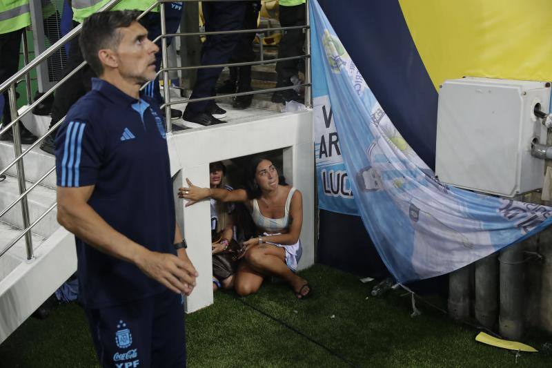 Las imágenes de la vergüenza en Maracaná: batalla en la grada entre argentinos y brasileños