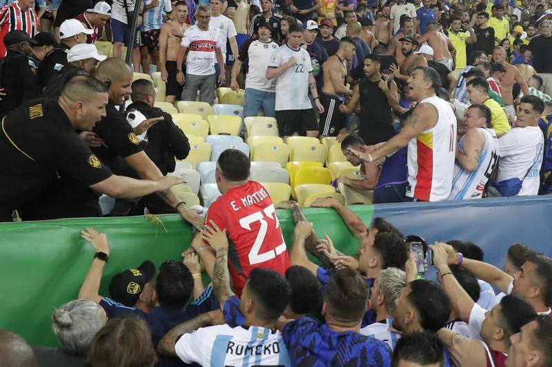 Las imágenes de la vergüenza en Maracaná: batalla en la grada entre argentinos y brasileños