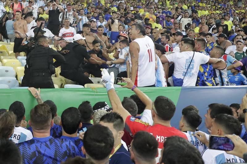 Las imágenes de la vergüenza en Maracaná: batalla en la grada entre argentinos y brasileños