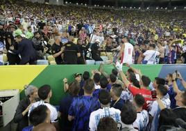 Las imágenes de la vergüenza en Maracaná: batalla en la grada entre argentinos y brasileños