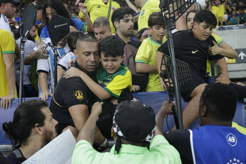 Las imágenes de la vergüenza en Maracaná: batalla en la grada entre argentinos y brasileños