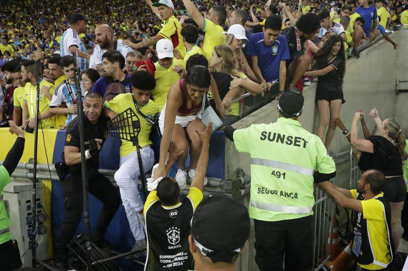 Las imágenes de la vergüenza en Maracaná: batalla en la grada entre argentinos y brasileños