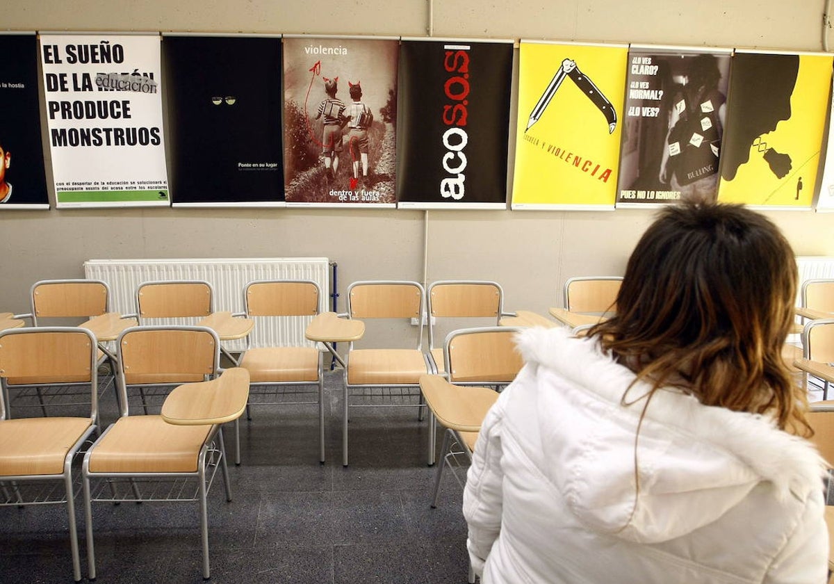 Exposición contra la violencia en las aulas organizada en un instituto.