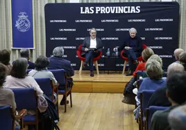 Emilio del Río junto a Jorge Alacid en la charla del Casino deAgricultura.