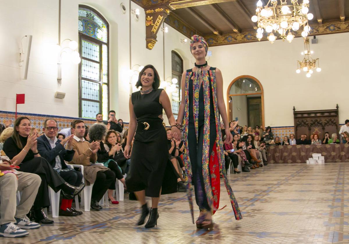 Juani González, ganadora del certamen, junto a Andrea, una modelo que lleva uno de los diseños de su colección.